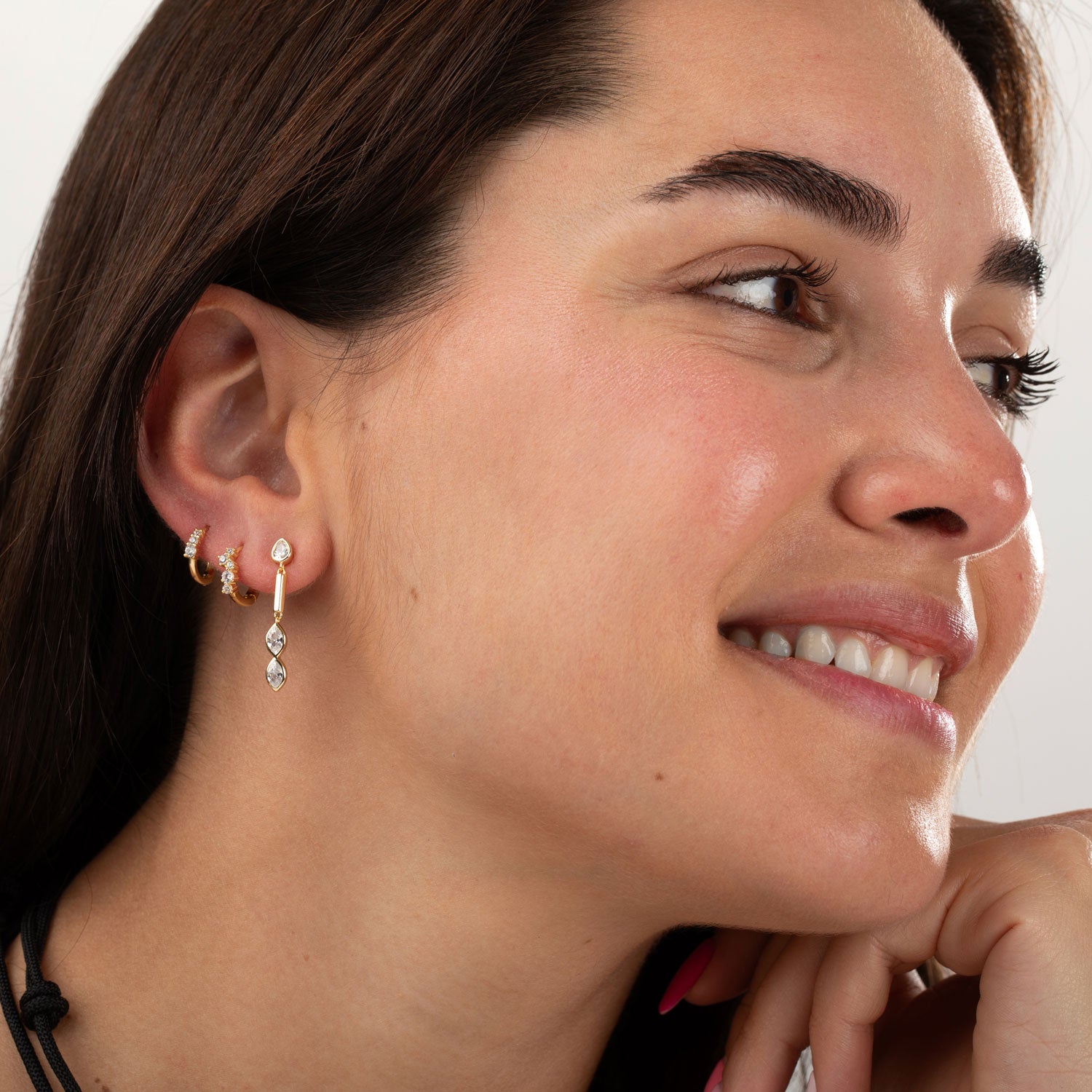 Modelo luciendo pendientes - circonita marqués largo - 29 mm - bañado oro