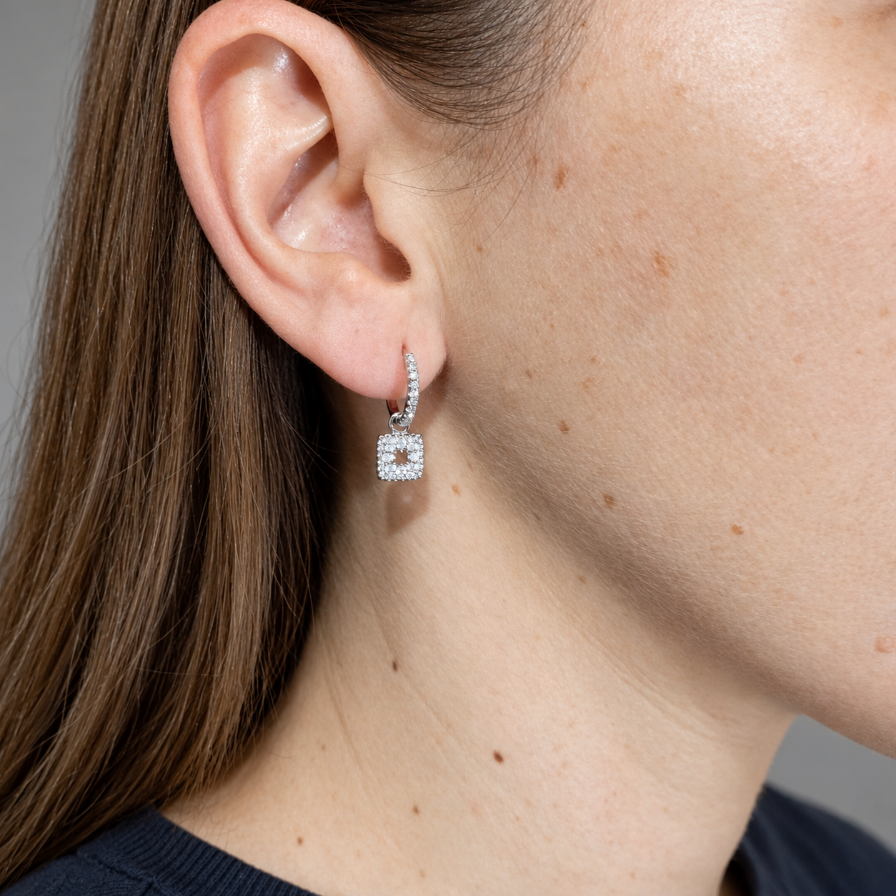 Pendientes cuadrados con circonita blanca en plata de ley 925 rodiada, 13x8 mm, puestos en la oreja