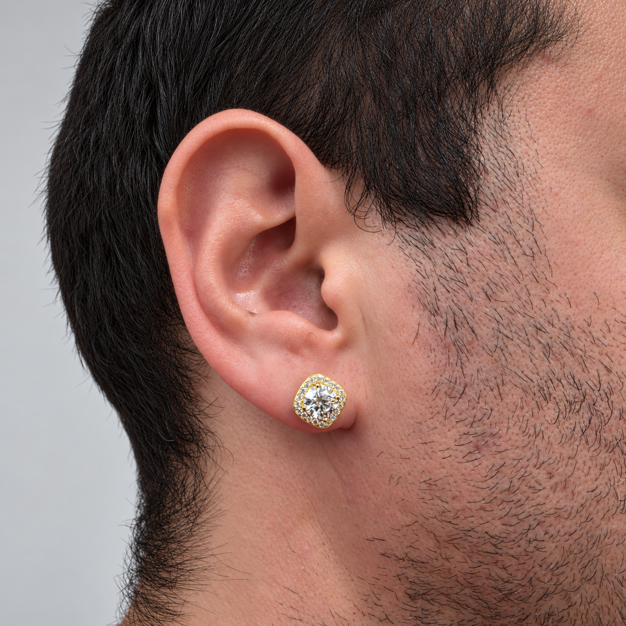 Pendientes de botón con halo de circonitas y moissanita central de 7 mm en plata de ley 925 bañada en oro de 18k puesto en oreja
