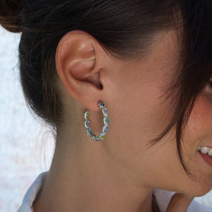 Pendientes LINEARGENT® de plata aro con piedras multicolores colores claros detalle