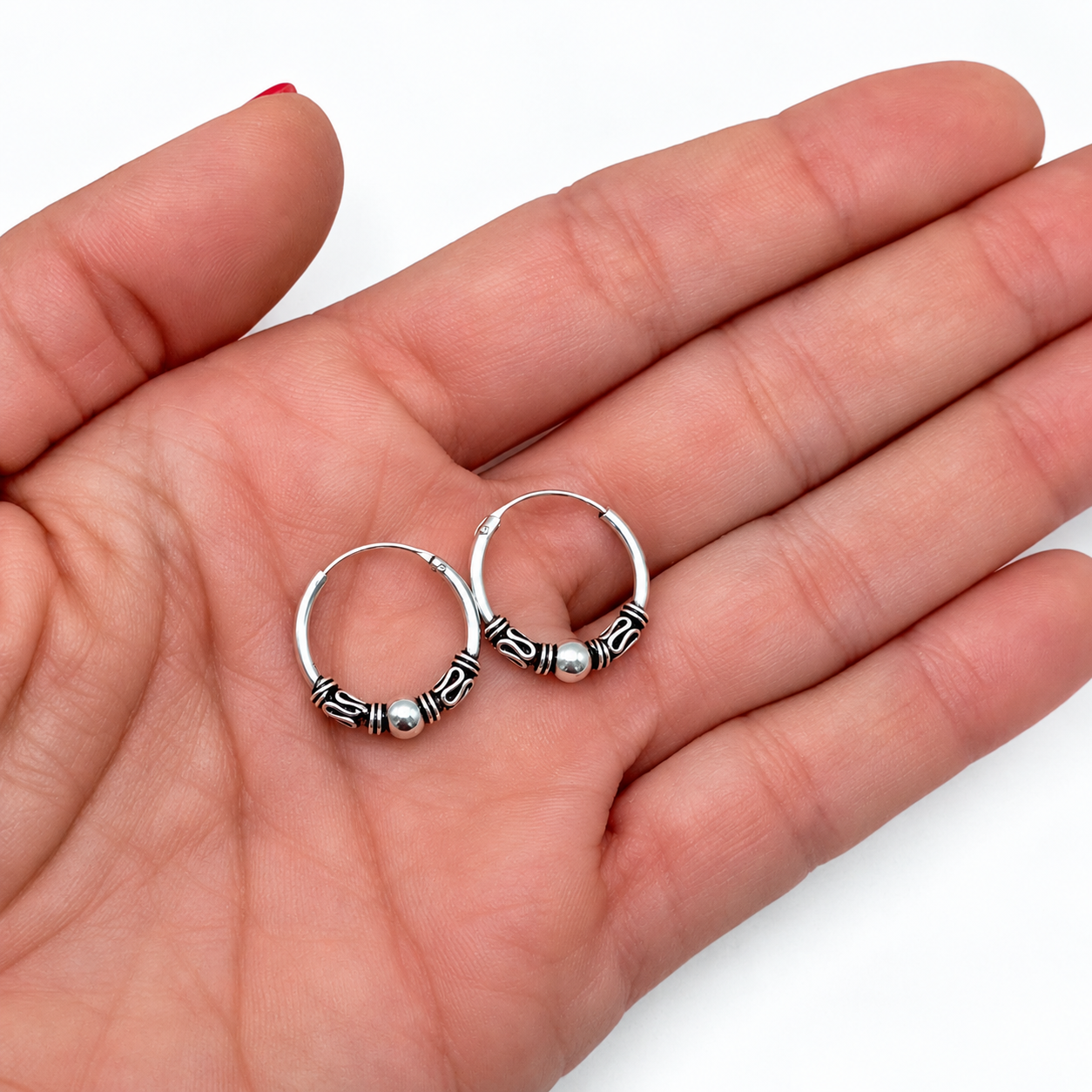 Aros bali de plata de ley 925 con motivo grabado de 16 mm de diámetro sobre la palma de la mano