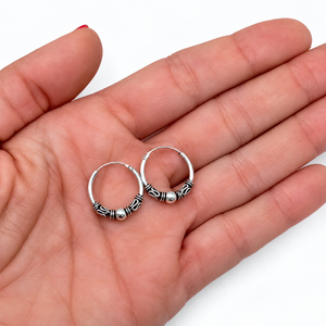 Aros bali de plata de ley 925 con motivo grabado de 16 mm de diámetro sobre la palma de la mano