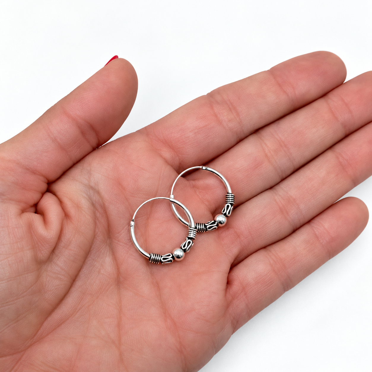 Aros bali de plata de ley 925 con motivo grabado de 20 mm de diámetro sobre la palma de la mano