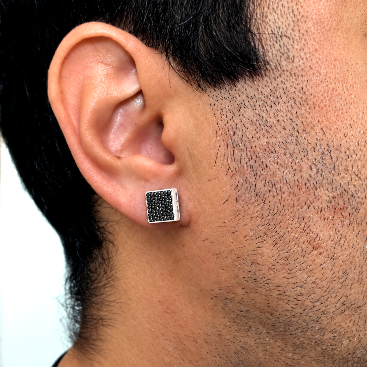 Pendientes cuadrados de circonitas negras en plata de ley 925 rodiada de 10 mm puesto en oreja