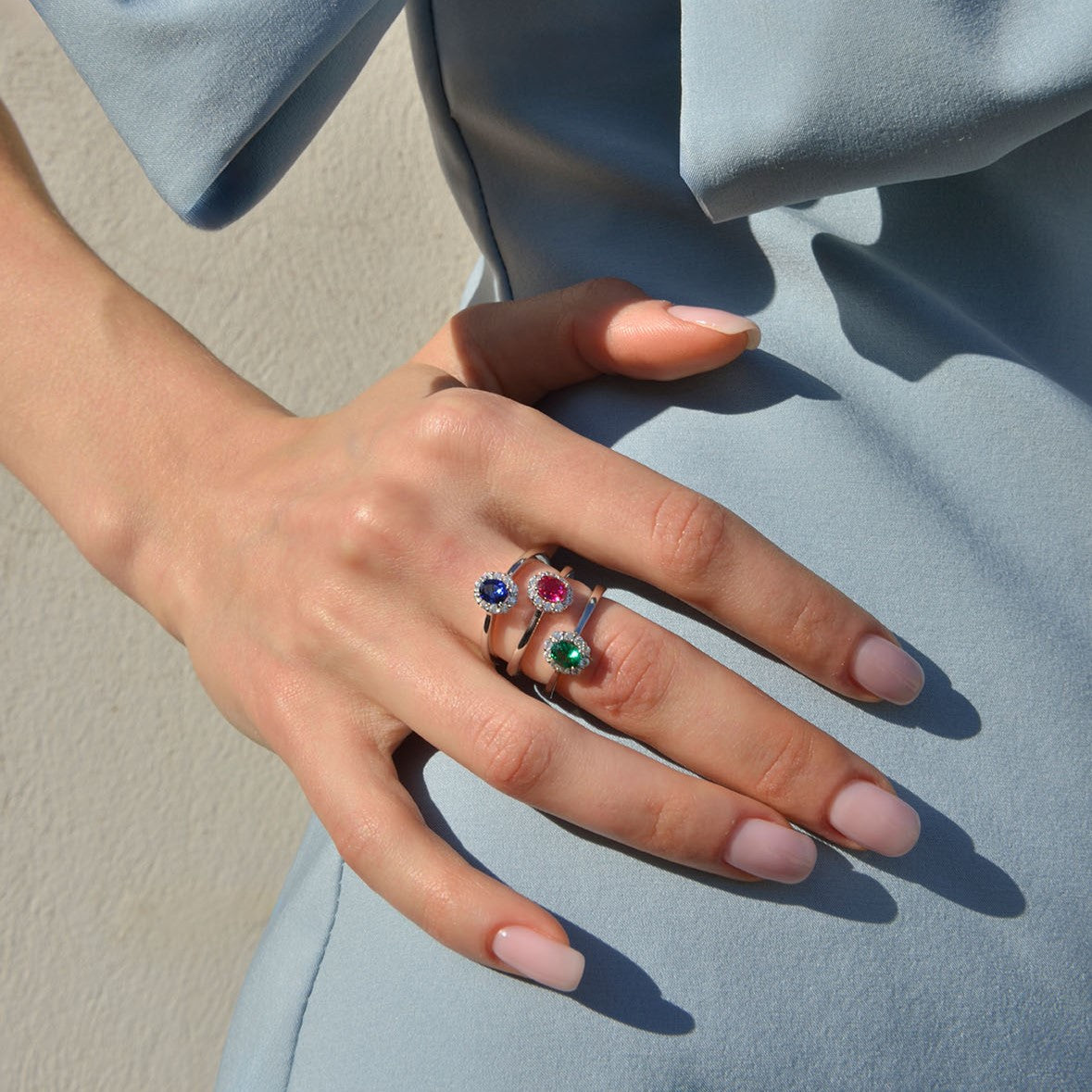 Anillo de Salvatore plata de ley con rosetón pequeño circonita color esmeralda chica