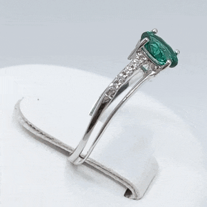 Anillo fino de oro blanco de ley 18k con piedra verde gif