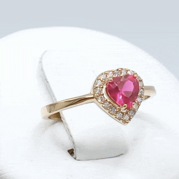 Anillo de oro 18k con corazón en circonita roja y circonitas blancas gif