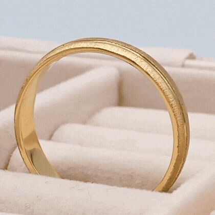Alianza de oro 18k ancha fabricada a mano de 4 mm de ancho con linea en brillo gif