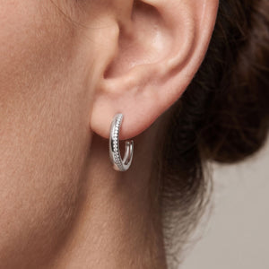 Criolla abierta de plata de ley 925 con carril de circonitas de 4 mm de ancho y 18 mm de alto puesta en la oreja