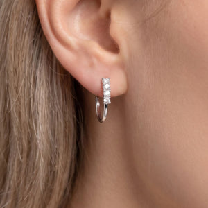 Criolla cascada de plata de ley 925 con circonitas en garra de 3 mm de ancho y 19 mm de alto puesta en la oreja