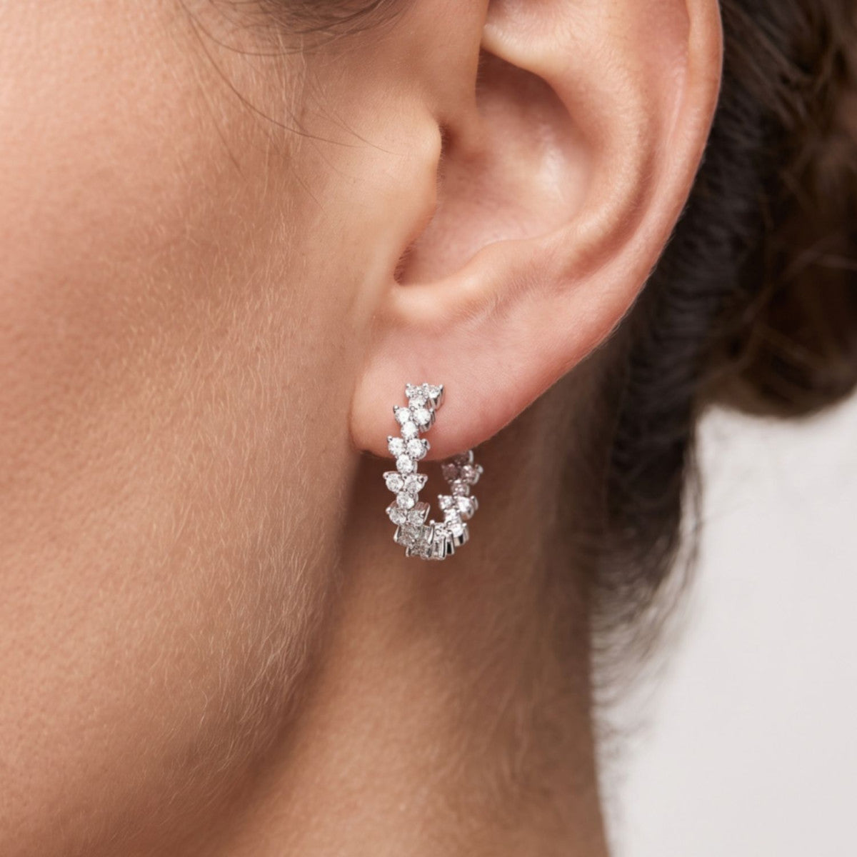 Criolla elegance de plata de ley 925 con racimos de circonitas de 5 mm de ancho y 19 mm de alto puesta en la oreja