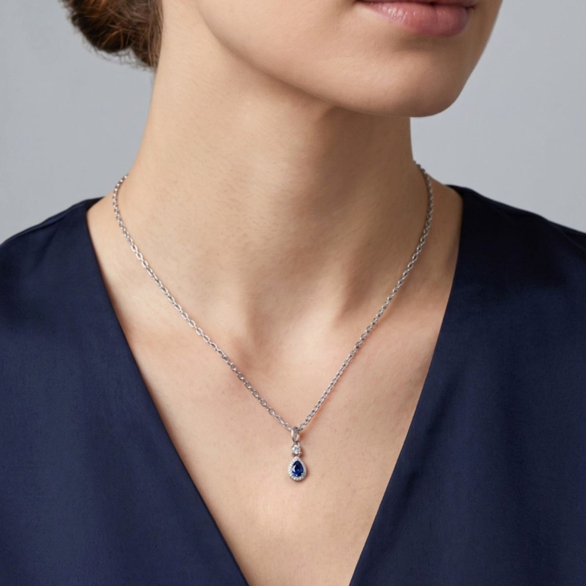 Detalle de la gargantilla de plata de ley con colgante de gota de circonita zafiro, 5x10 mm
