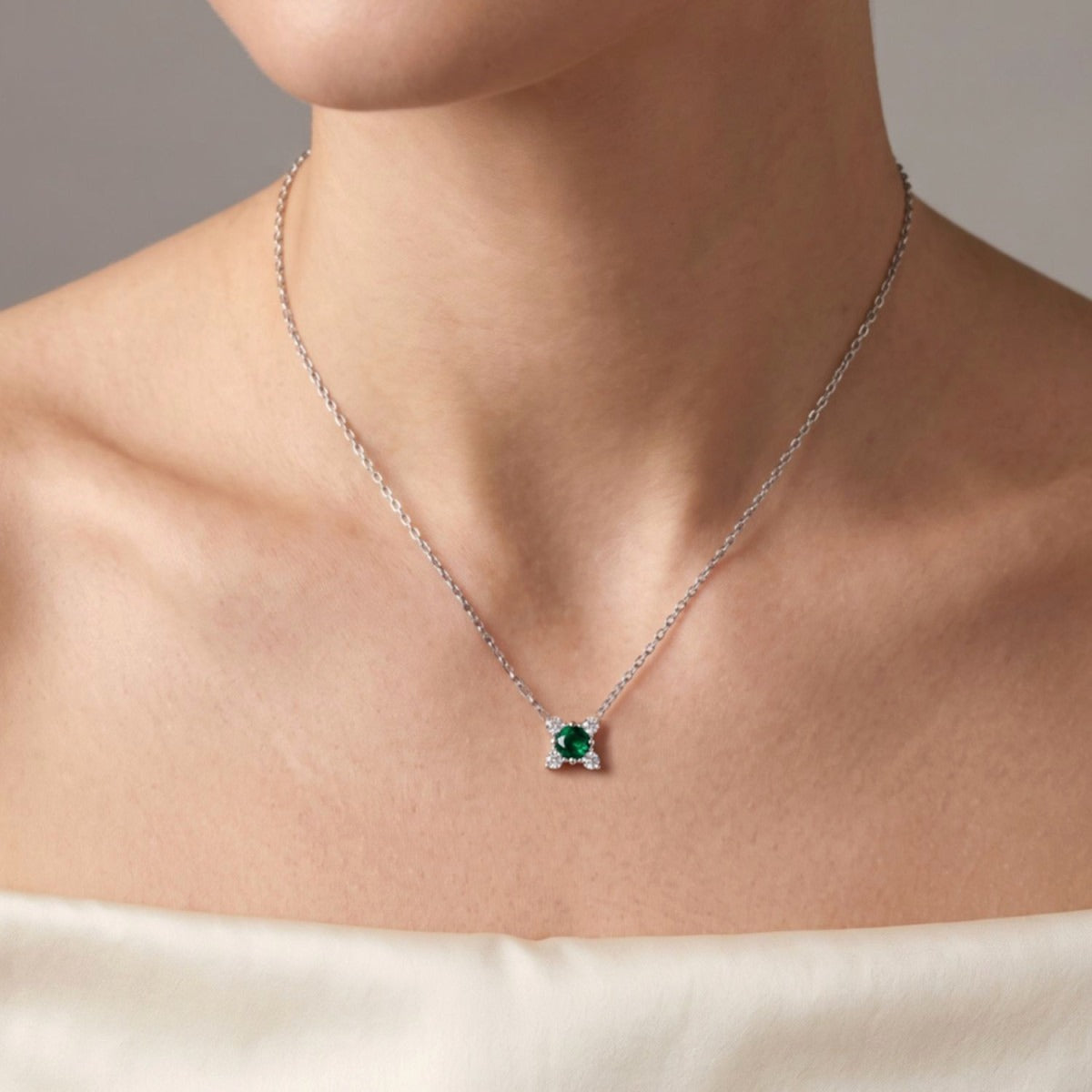 Detalle de la gargantilla tulipán esmeralda de plata de ley, cadena de 40 + 5 cm