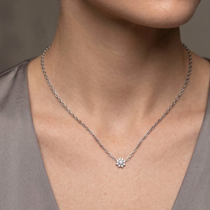 Detalle de la gargantilla de plata de ley flor circonitas blancas, cadena de 40 + 5 cm