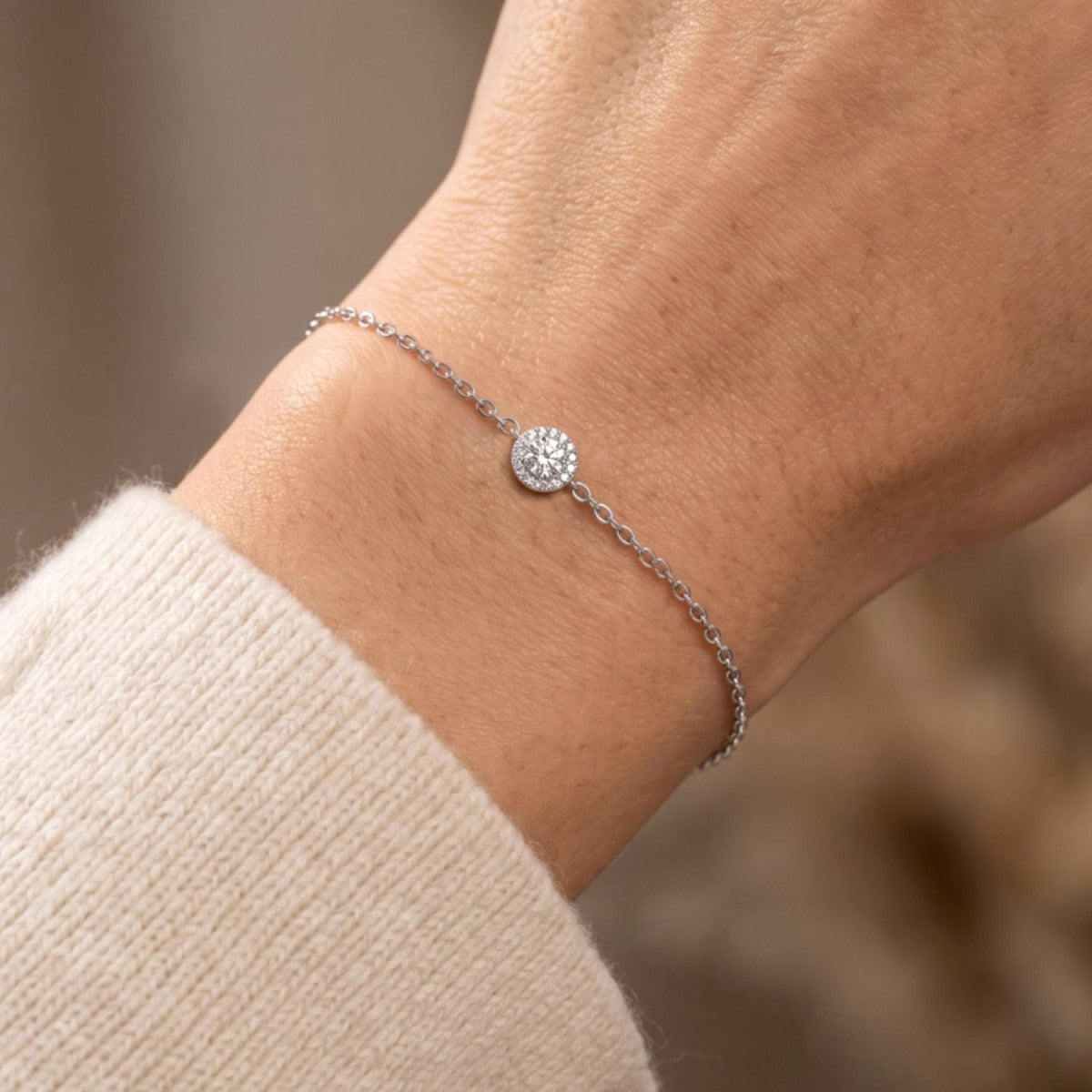 Detalle de la pulsera de plata de ley círculo circonitas blancas, cadena de 16 + 3 cm