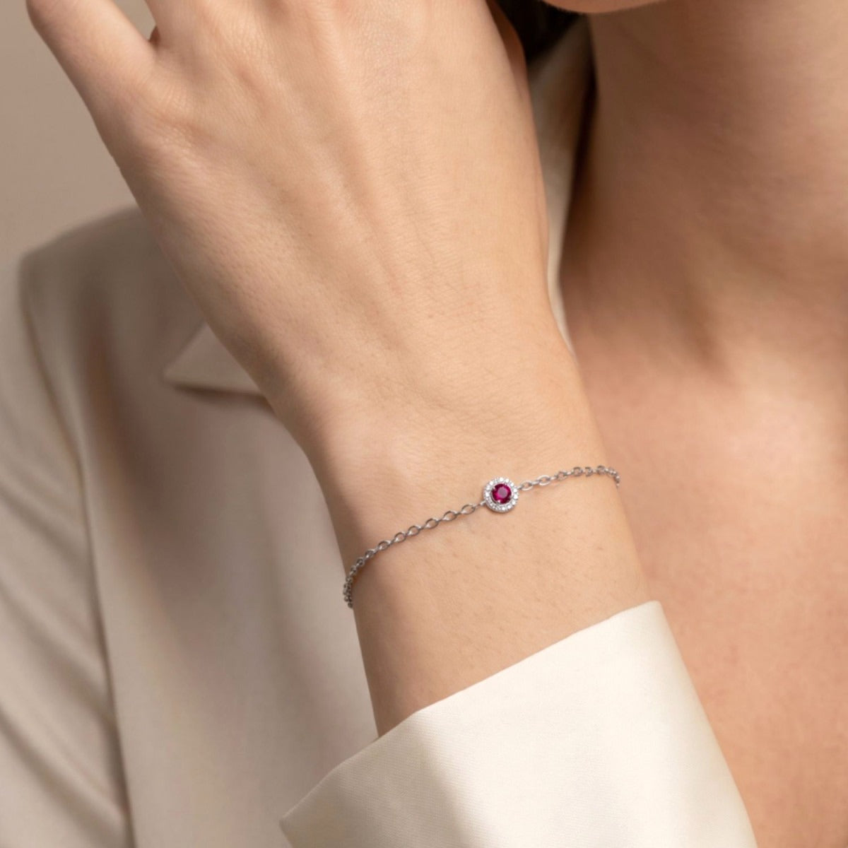 Detalle de la pulsera círculo rubí de plata de ley, cadena de 16 + 3 cm