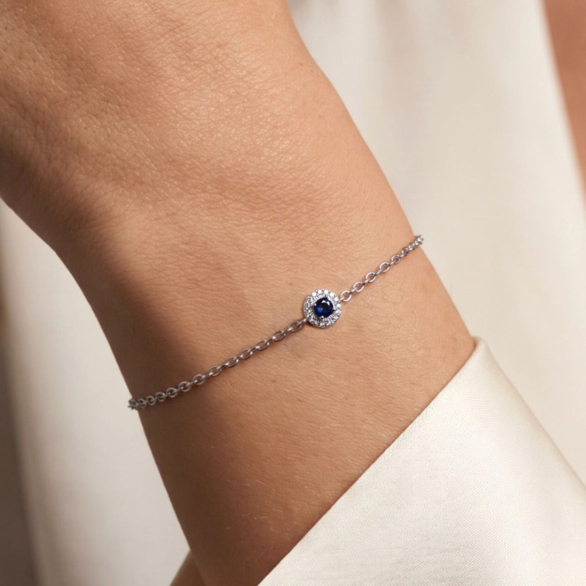 Detalle de la pulsera círculo zafiro de plata de ley, cadena de 16 + 3 cm