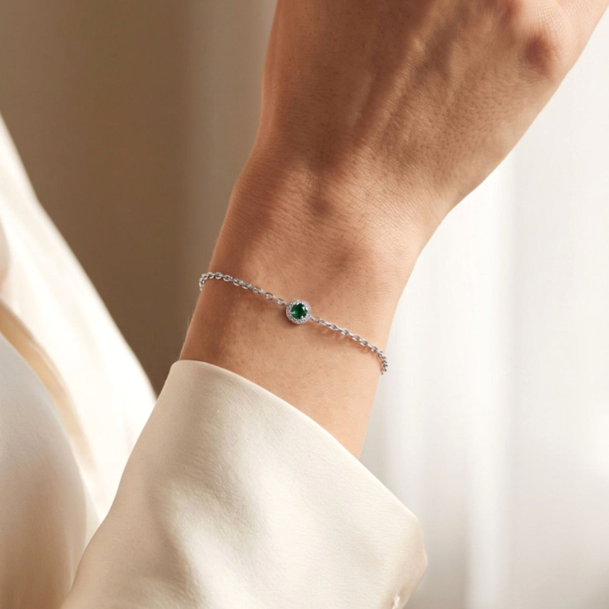 Detalle de la pulsera círculo esmeralda de plata de ley, cadena de 16 + 3 cm