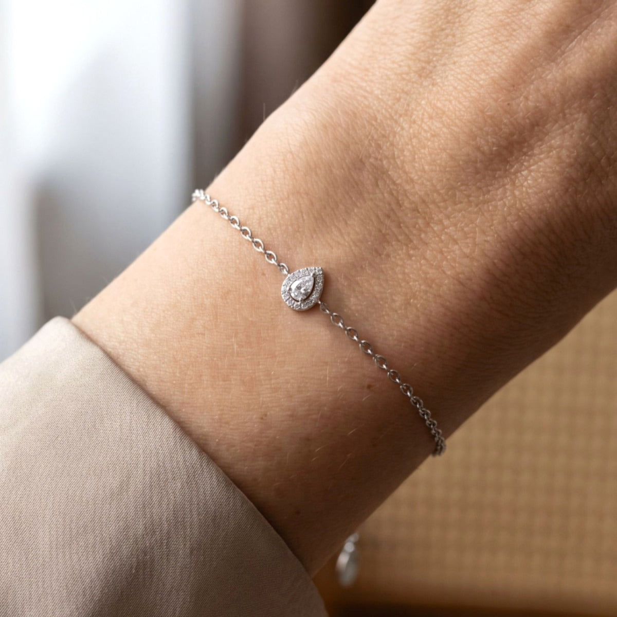 Detalle de la pulsera de plata de ley gota circonitas blancas, cadena de 16 + 3 cm