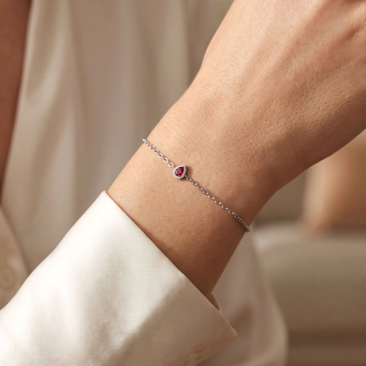 Detalle de la pulsera gota rubí de plata de ley, cadena de 16 + 3 cm