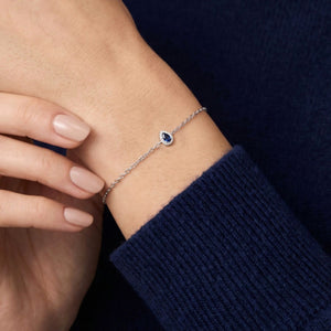 Pulsera gota circonita zafiro puesta en la muñeca
