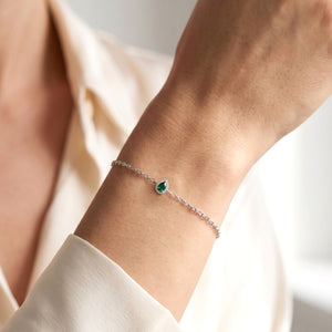 Detalle de la pulsera gota esmeralda de plata de ley, cadena de 16 + 3 cm