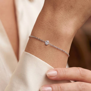 Detalle de la pulsera de plata de ley óvalo circonitas blancas, cadena de 16 + 3 cm