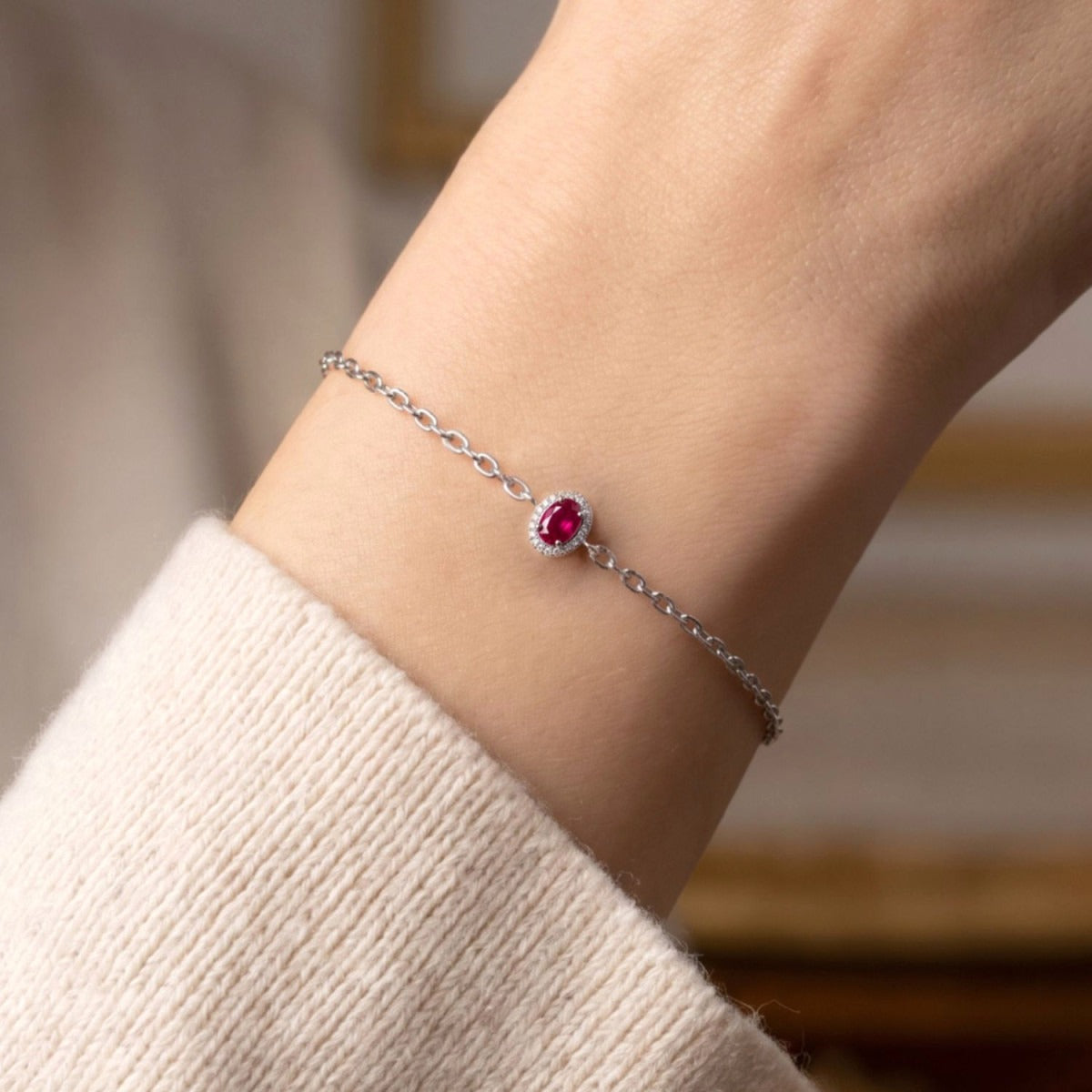 Detalle de la pulsera óvalo rubí de plata de ley, cadena de 16 + 3 cm
