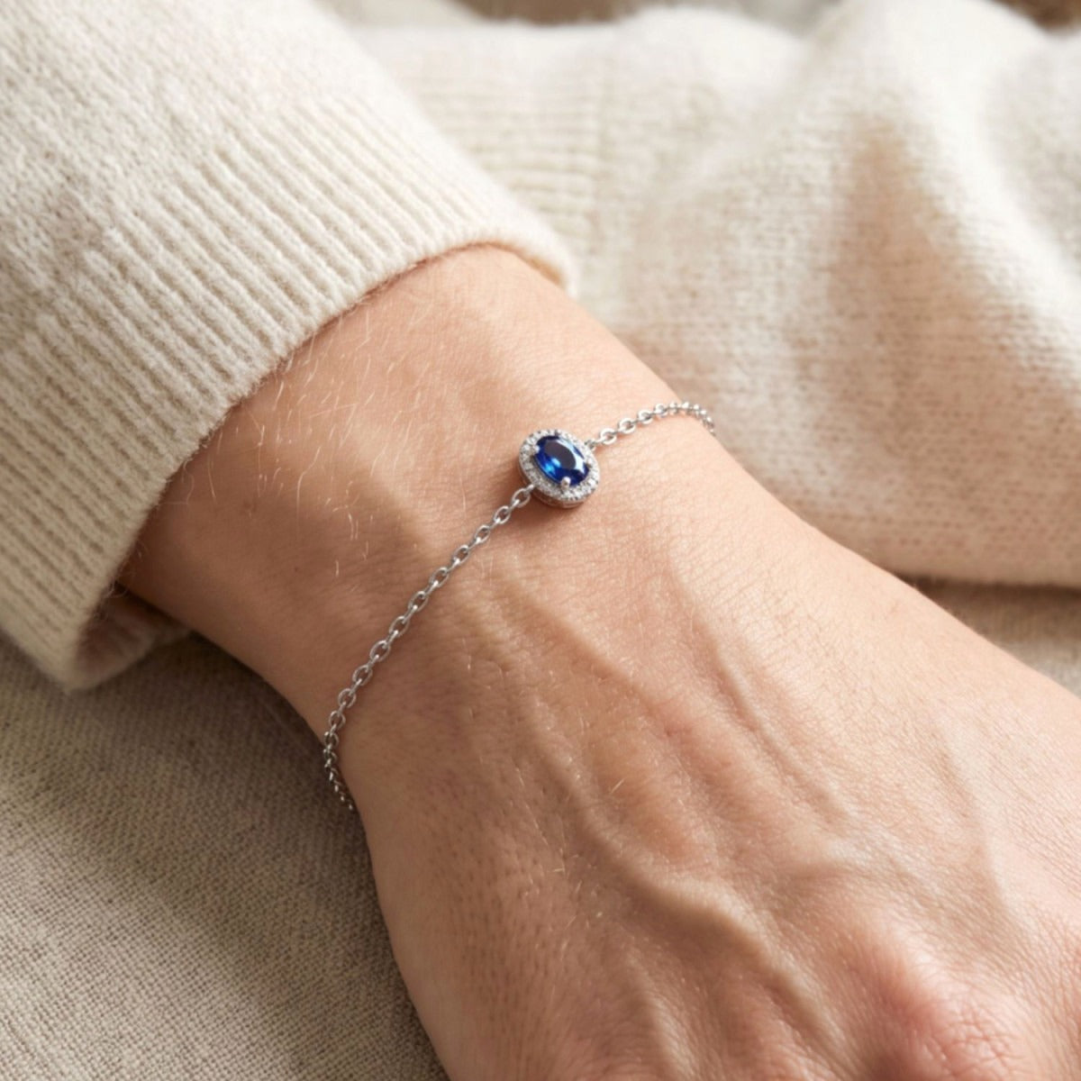 Detalle de la pulsera óvalo zafiro de plata de ley, cadena de 16 + 3 cm