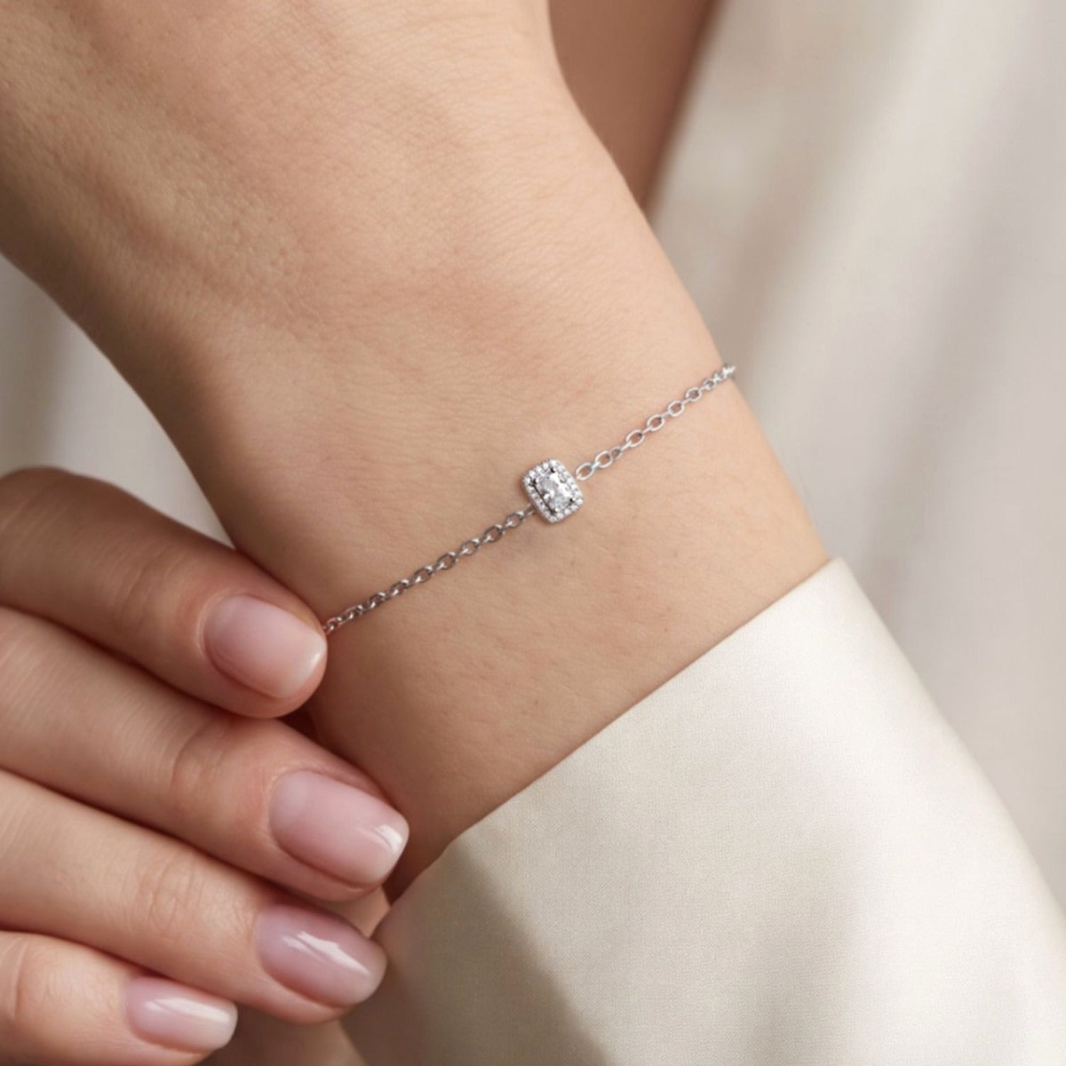 Detalle de la pulsera de plata de ley cuadrado circonitas blancas, cadena de 16 + 3 cm