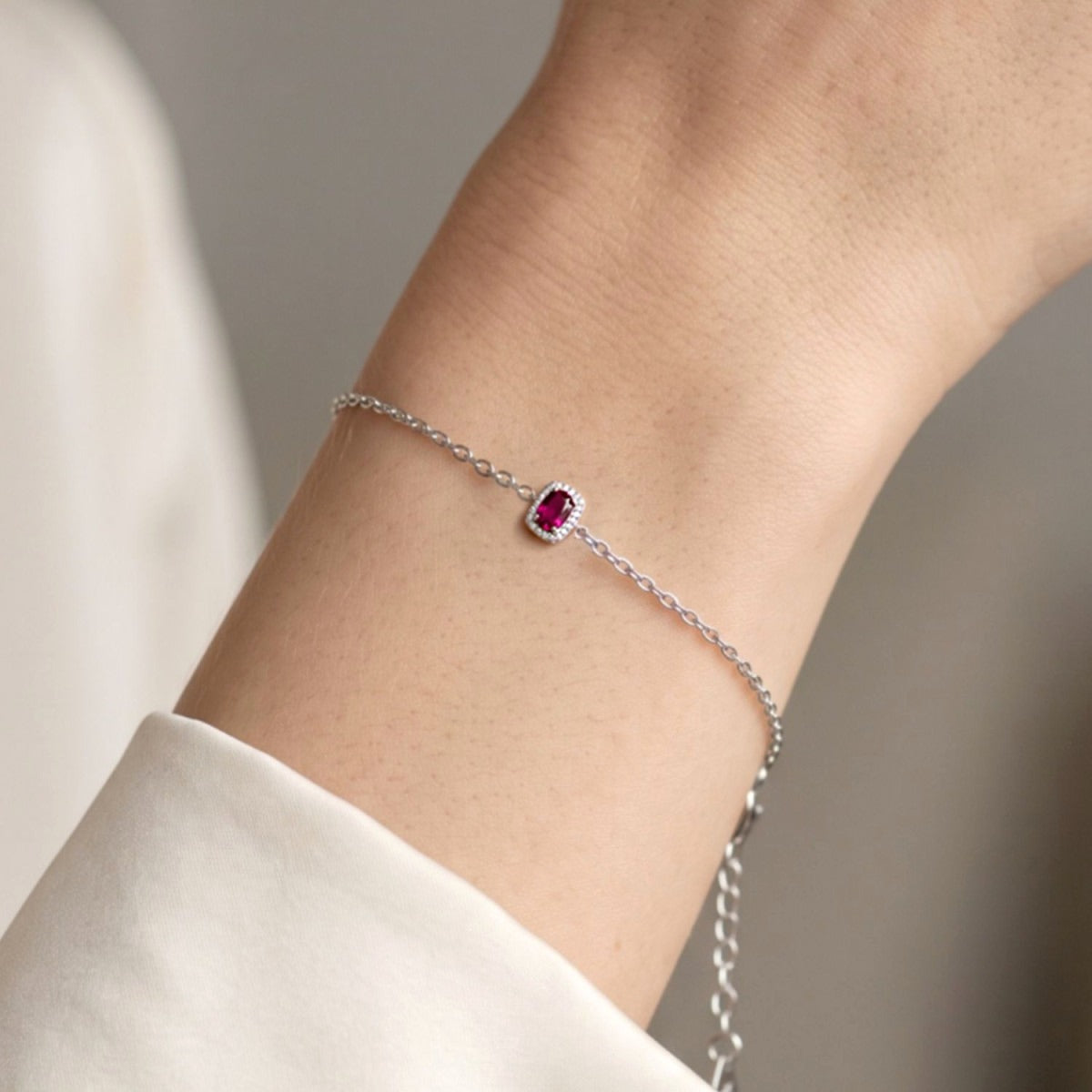 Detalle de la pulsera cuadrado rubí de plata de ley, cadena de 16 + 3 cm