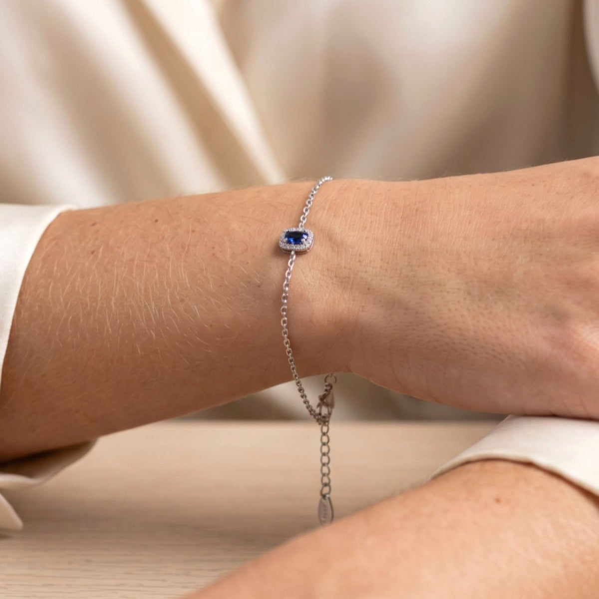 Detalle de la pulsera cuadrado zafiro de plata de ley, cadena de 16 + 3 cm