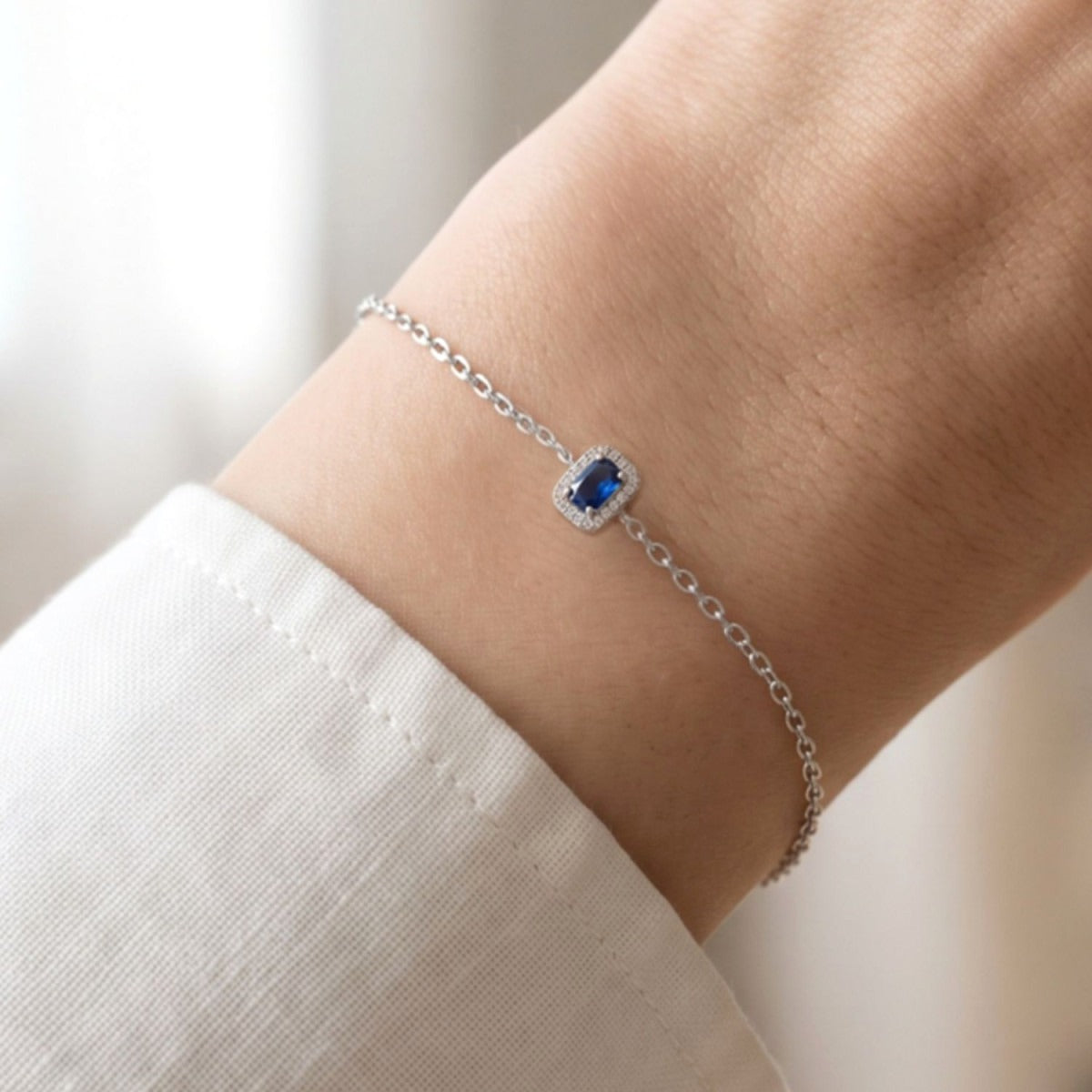 Pulsera cuadrado circonita zafiro puesta en la muñeca