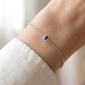 Pulsera cuadrado circonita zafiro puesta en la muñeca