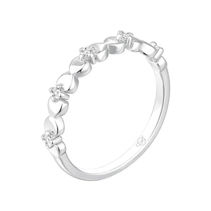 Anillo de plata de ley 925 con carril de circonitas y corazón central
