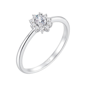 Sortija plata de ley con rosetón de circonitas blancas, 6x7 mm