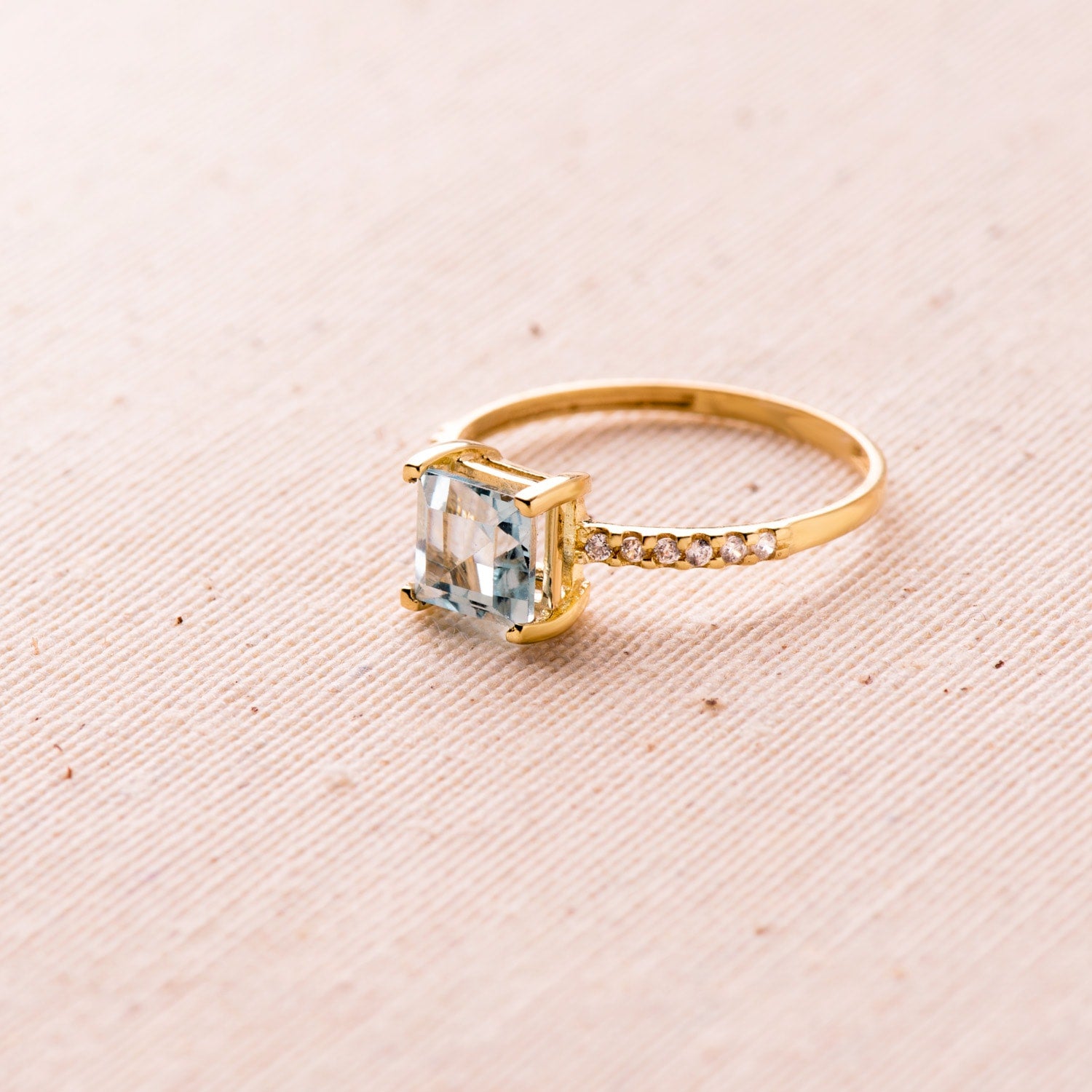Anillo oro 18k con circonita y topacio azul