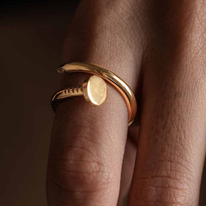 Anillo de Plata de Ley en forma de clavo en rodio o chapado oro