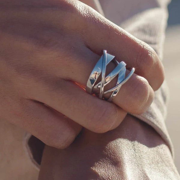 Anillo circonitas de plata de ley con diseño de tiras entrelazadas chica