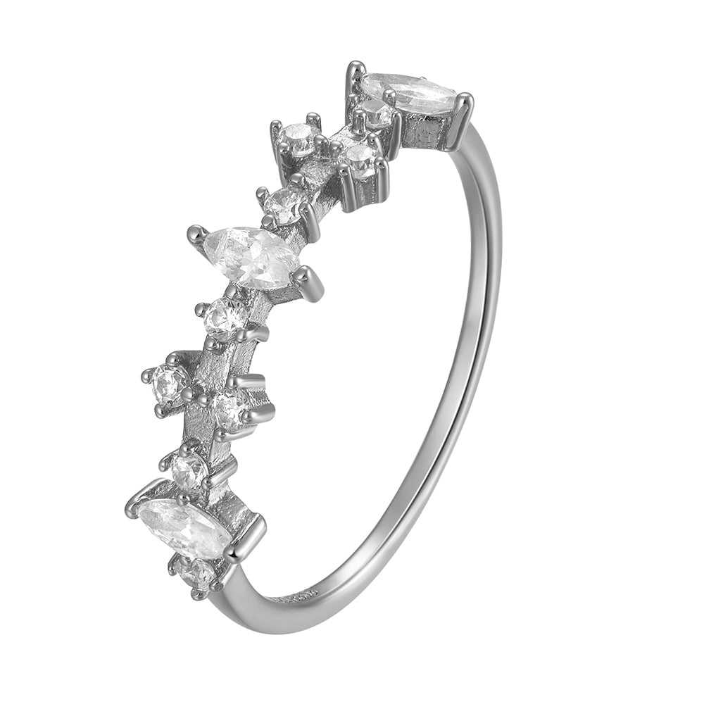 Anillo con circonitas escalonadas en plata de ley 925 bañada en rodio