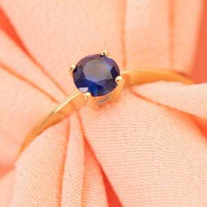 Anillo solitario con circonita azul de 4 garras en oro 18k