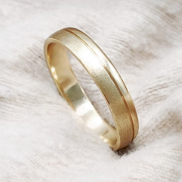 Alianza de oro 18k fabricada a mano de 4 mm de ancho matizada franja brillante