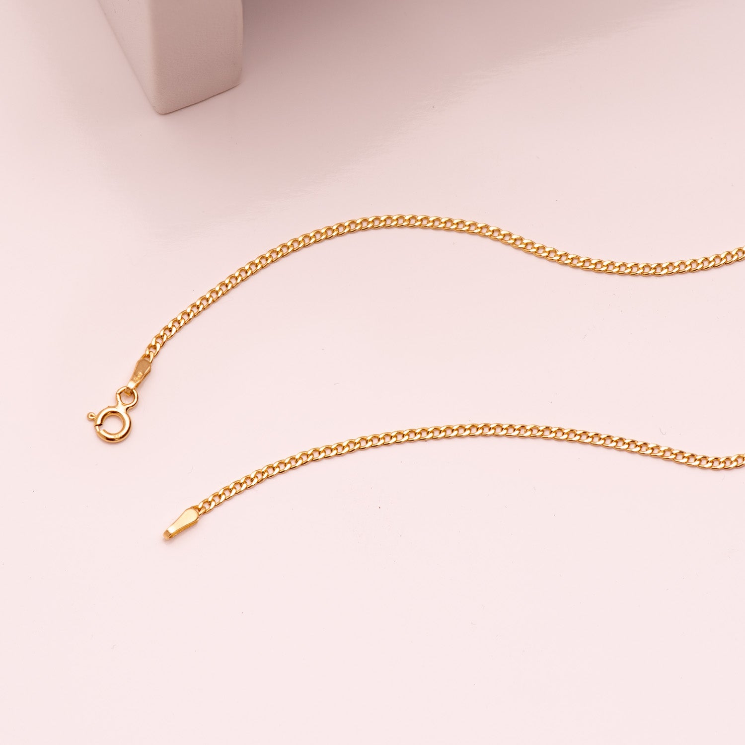 Detalle del eslabón barbado de la cadena de oro 18k de 1,5 mm