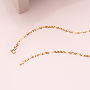 Detalle del eslabón barbado de la cadena de oro 18k de 1,5 mm