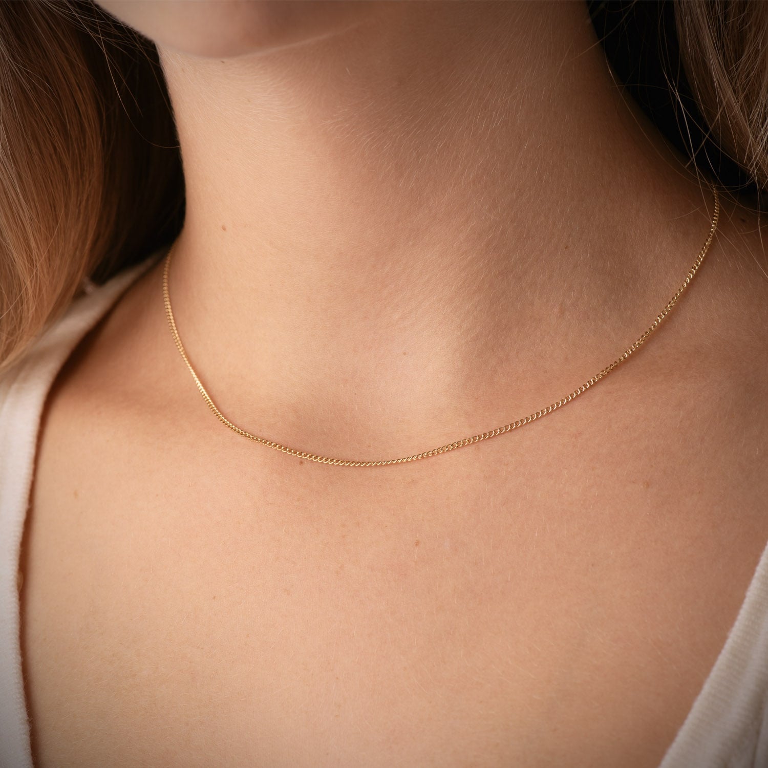 Cadena de oro 18k barbada maciza de 1,2 mm puesta al cuello