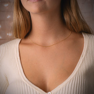 Cadena de oro 18k barbada maciza de 0,8 mm puesta al cuello