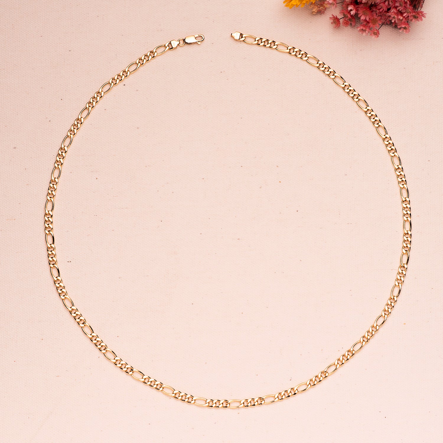 Cadena de oro 18k tipo cartier de 4,5 mm puesta al cuello
