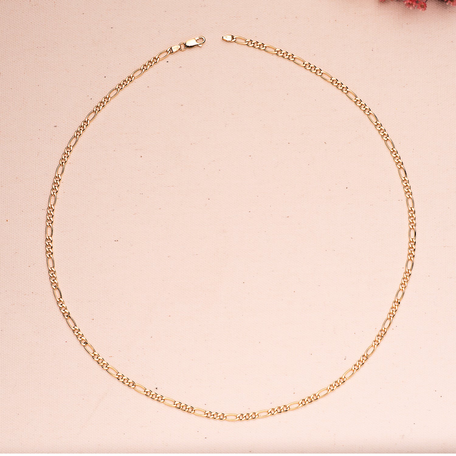 Cadena de oro 18k tipo cartier de 4 mm puesta al cuello