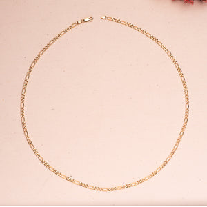 Cadena de oro 18k tipo cartier de 4 mm puesta al cuello