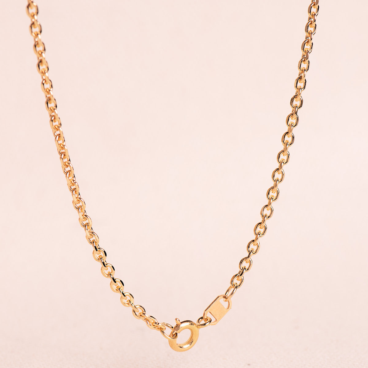 Detalle del eslabón tallado de la cadena de oro 18k forzada maciza de 2,3 mm